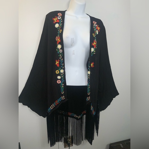 Gianni Bini Accessories - Black Open-Front Bohemian Gypsy-Esque Shawl w/ Fringe & Floral Detailing Sz S